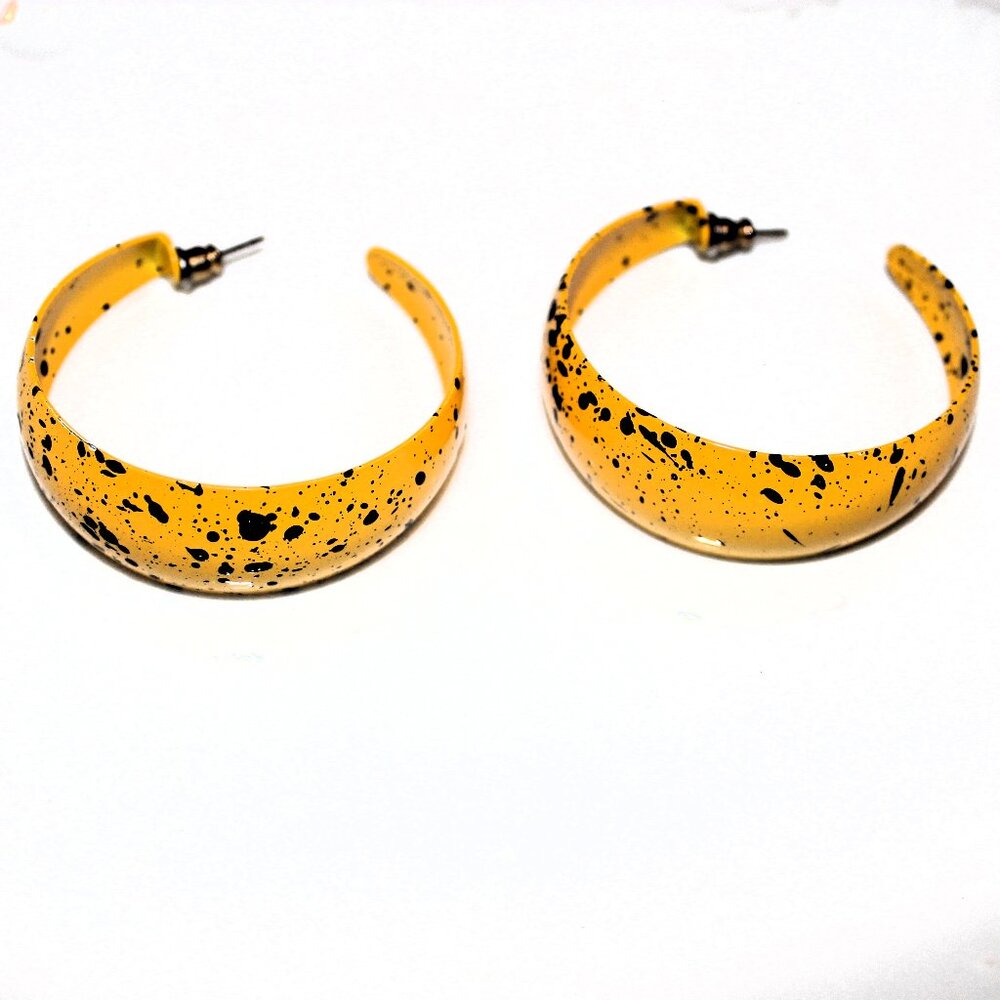 Vintage Retro Fun Large yellow w black accents metal hoop pierced post earrings!
